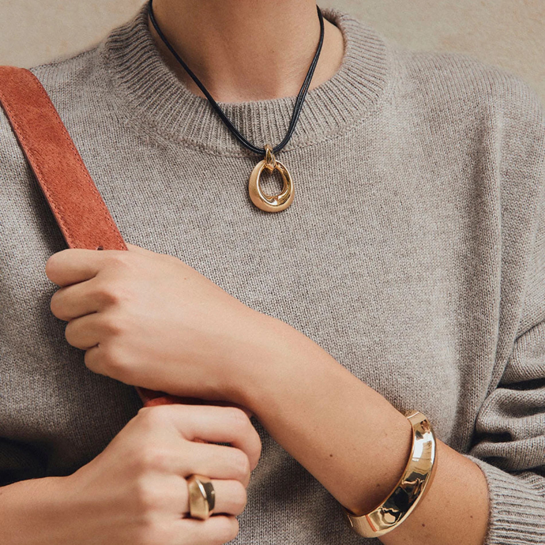 Colgante para Mujer Oval Volumen Dual Oro 18 K