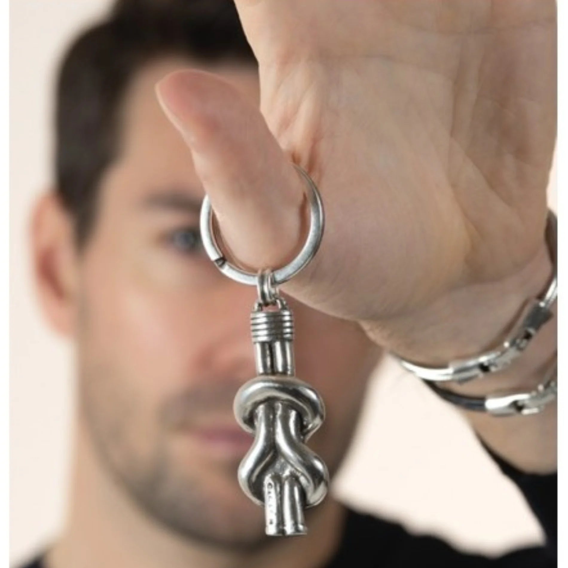 Llavero para hombre Rizo Acero Bañado en Plata