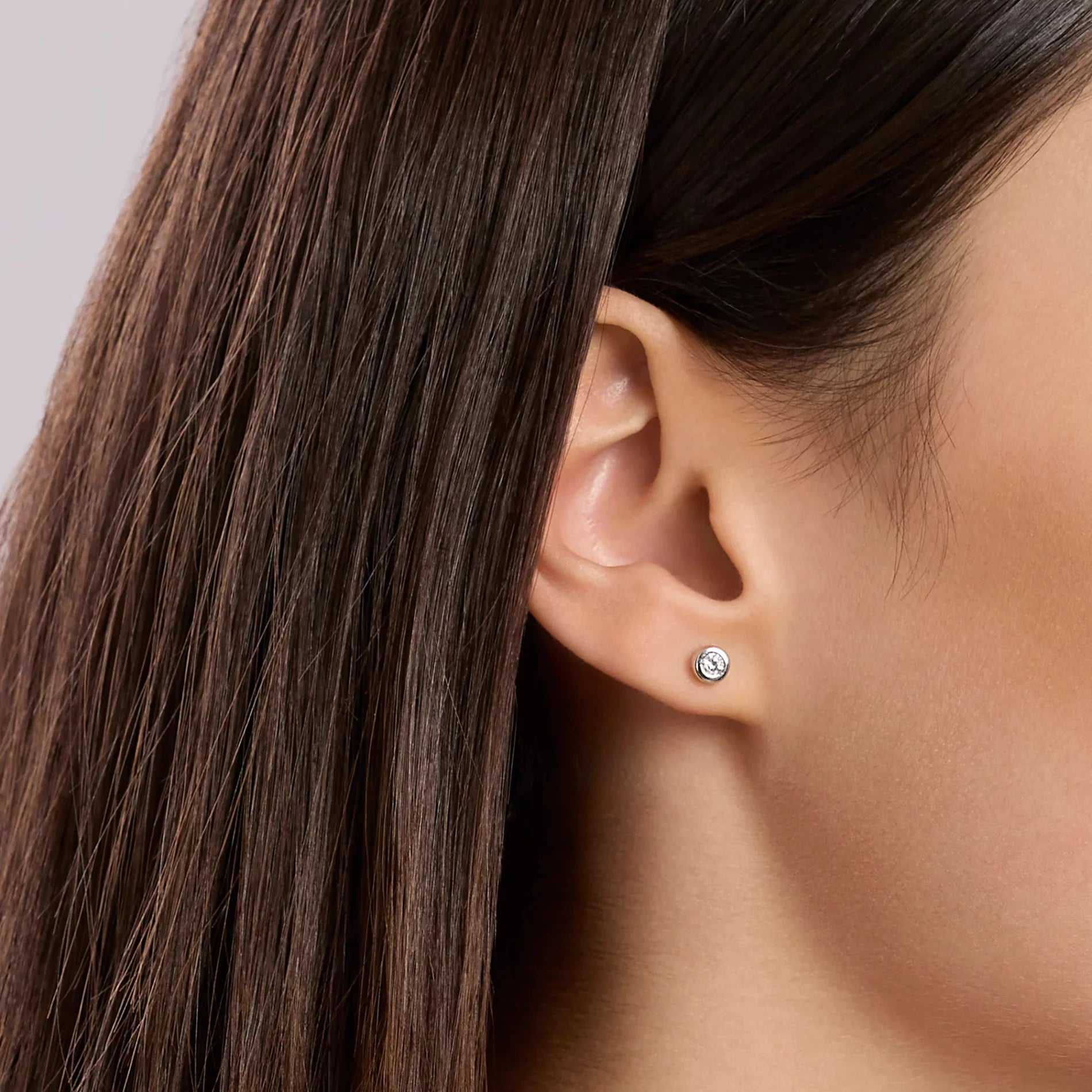 Pendientes redondos con diamantes cultivados en laboratorio de 0,09 quilates mabina